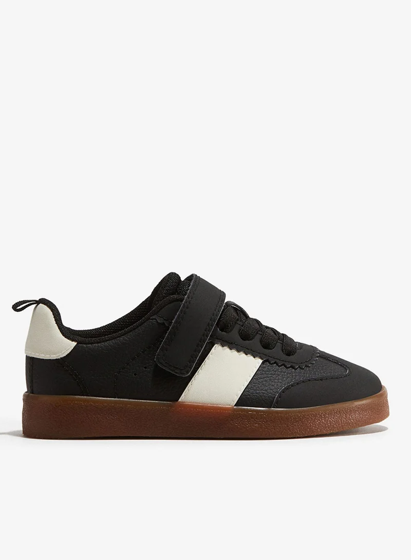 اتش اند ام حذاء رياضي