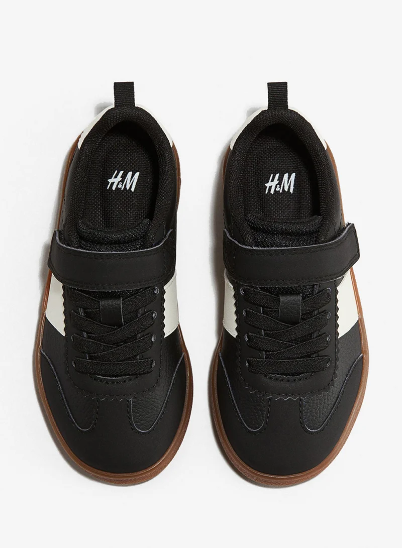 اتش اند ام حذاء رياضي