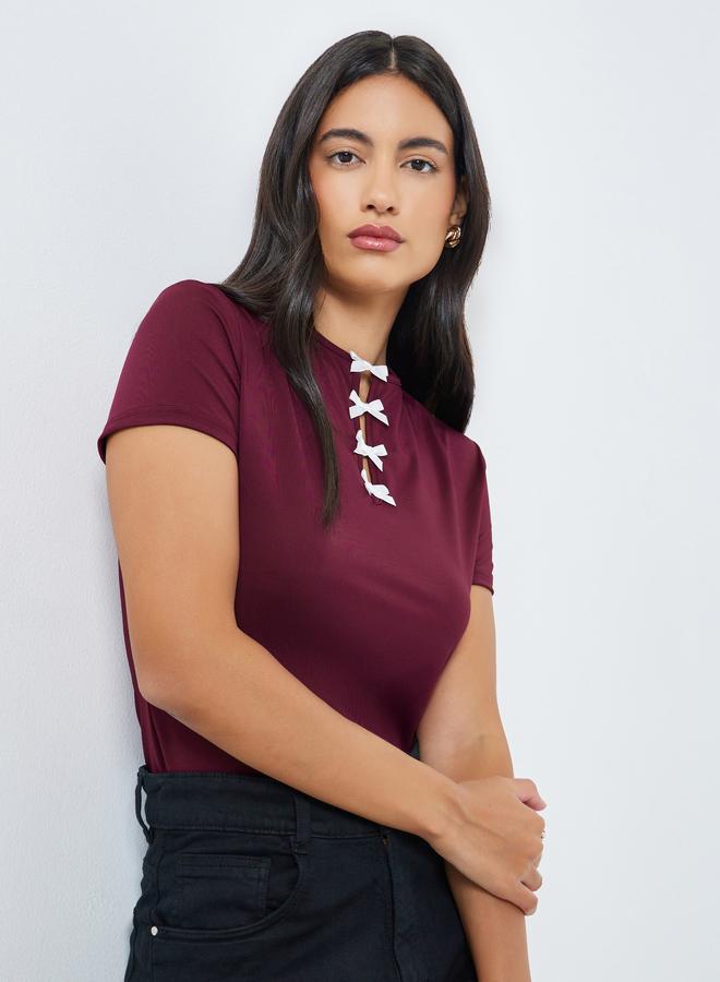 Styli تي شيرت ضيق بلون بورغندي مع تفاصيل شريطية - Image 1
