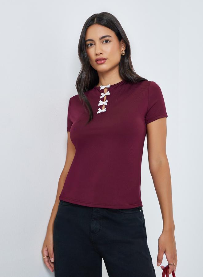 Styli تي شيرت ضيق بلون بورغندي مع تفاصيل شريطية - Image 3