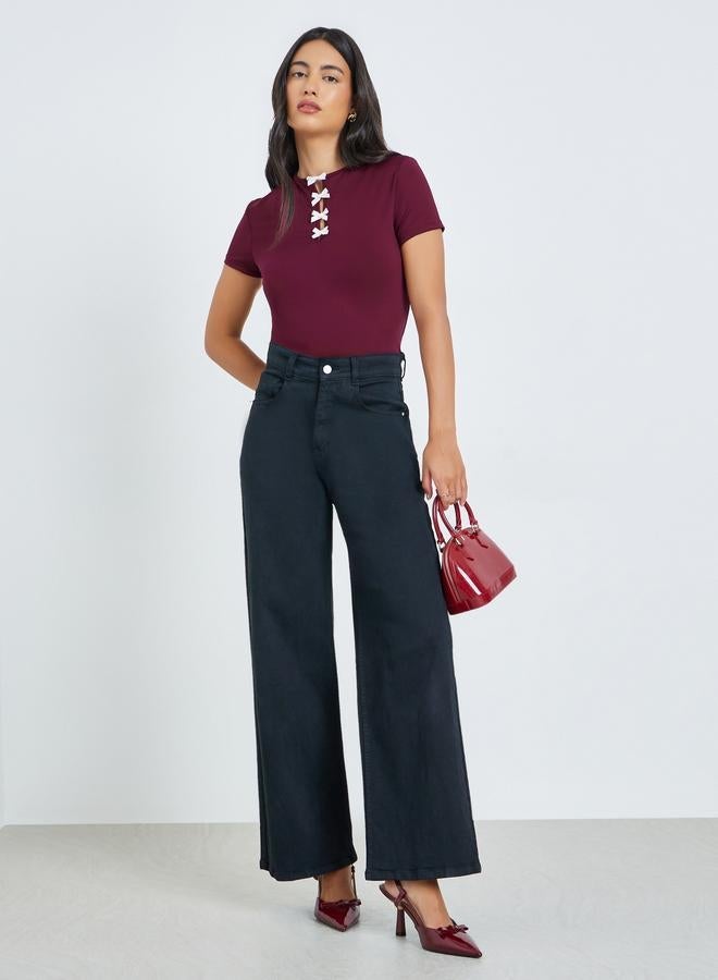 Styli تي شيرت ضيق بلون بورغندي مع تفاصيل شريطية - Image 2