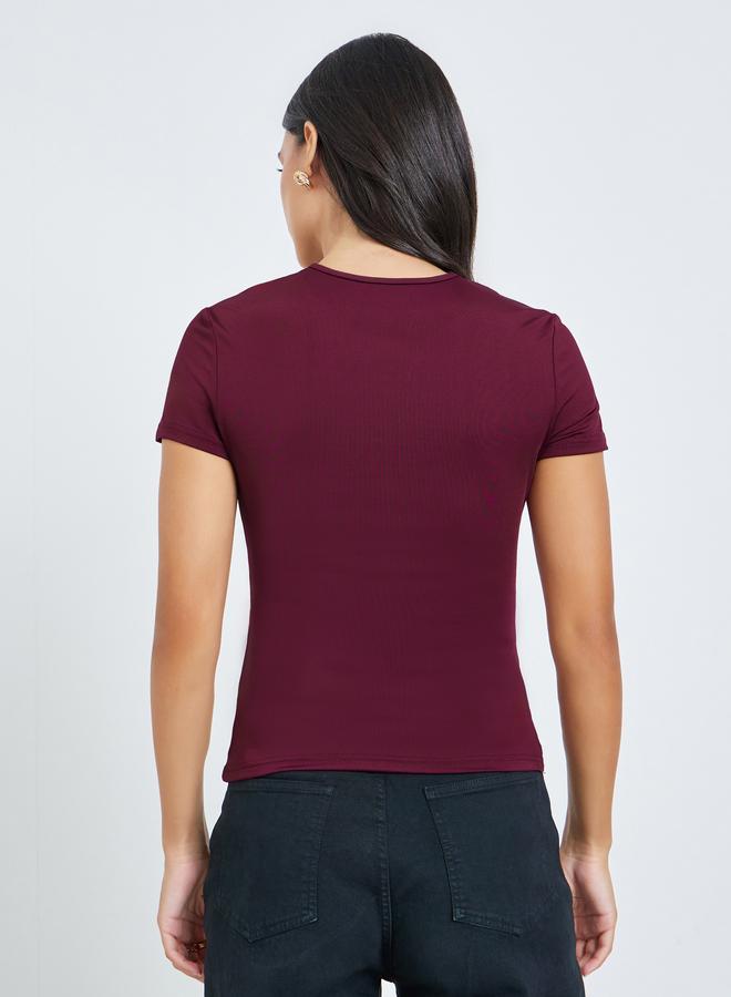 Styli تي شيرت ضيق بلون بورغندي مع تفاصيل شريطية - Image 5