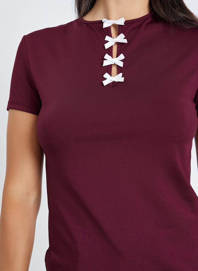 Styli تي شيرت ضيق بلون بورغندي مع تفاصيل شريطية - Image 4