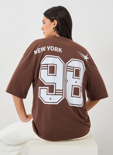 تيشيرت أوفر سايز بياقة دائرية وطبعة شعار ستايلي