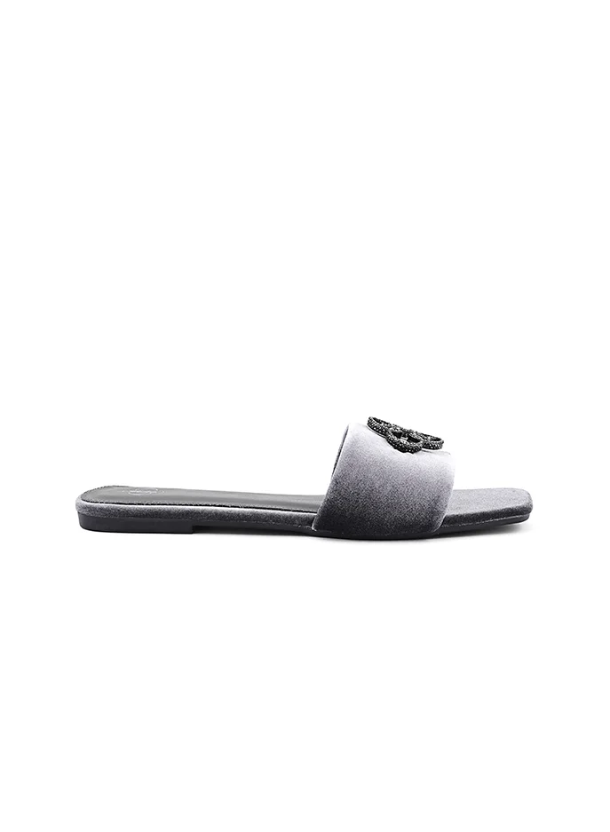 أيقون Lightweight Iconic sandal with a cushioned base for comfort.