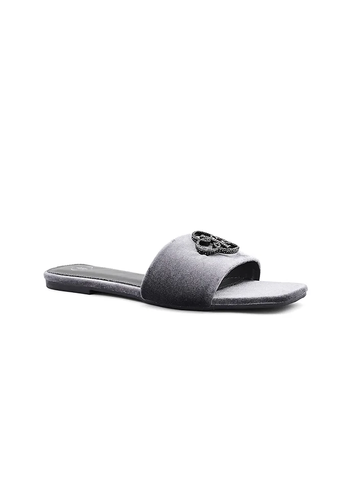أيقون Lightweight Iconic sandal with a cushioned base for comfort.