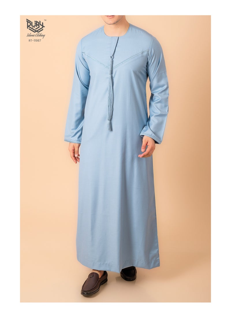 روبي للملابس الإسلامية ثوب إماراتي أزرق سمائي كلاسيكي للرجال بسحاب وتطريز معقد، كوفية رجالية بياقة مستديرة وأكمام طويلة، عباءة سعودية للمسلمين. - Image 1
