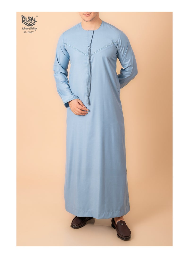 روبي للملابس الإسلامية ثوب إماراتي أزرق سمائي كلاسيكي للرجال بسحاب وتطريز معقد، كوفية رجالية بياقة مستديرة وأكمام طويلة، عباءة سعودية للمسلمين. - Image 2