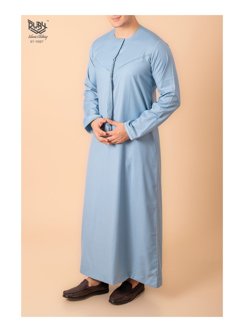 روبي للملابس الإسلامية ثوب إماراتي أزرق سمائي كلاسيكي للرجال بسحاب وتطريز معقد، كوفية رجالية بياقة مستديرة وأكمام طويلة، عباءة سعودية للمسلمين. - Image 3