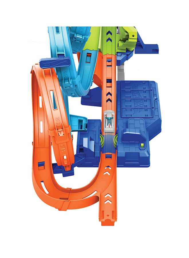 Hot Wheels مجموعة مسار سيارة لعبة مع 4 حلقات، منطقة تصادم ثلاثية، معزز موتور، تتfold للتخزين، مع سيارة لعبة بمقياس 1:64 - Image 4