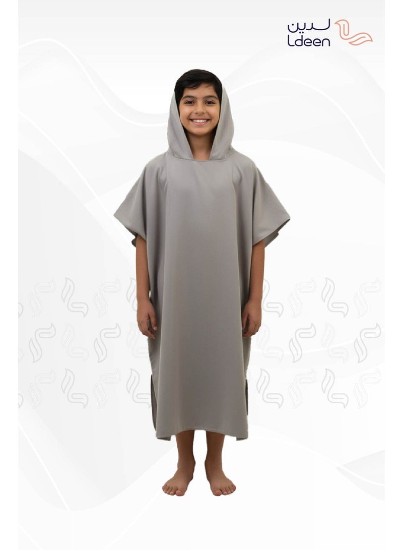 لدين روب مطوّر مصنوع من الألياف الدقيقة (مايكروفايبر) فائق الامتصاص مع ميزة الجفاف السريع بعد الاستخدام بتصميم أنيق وحجم مناسب مغلّف في حقيبة أنيقة ليكون رفيقك في كل وقت. - Image 1