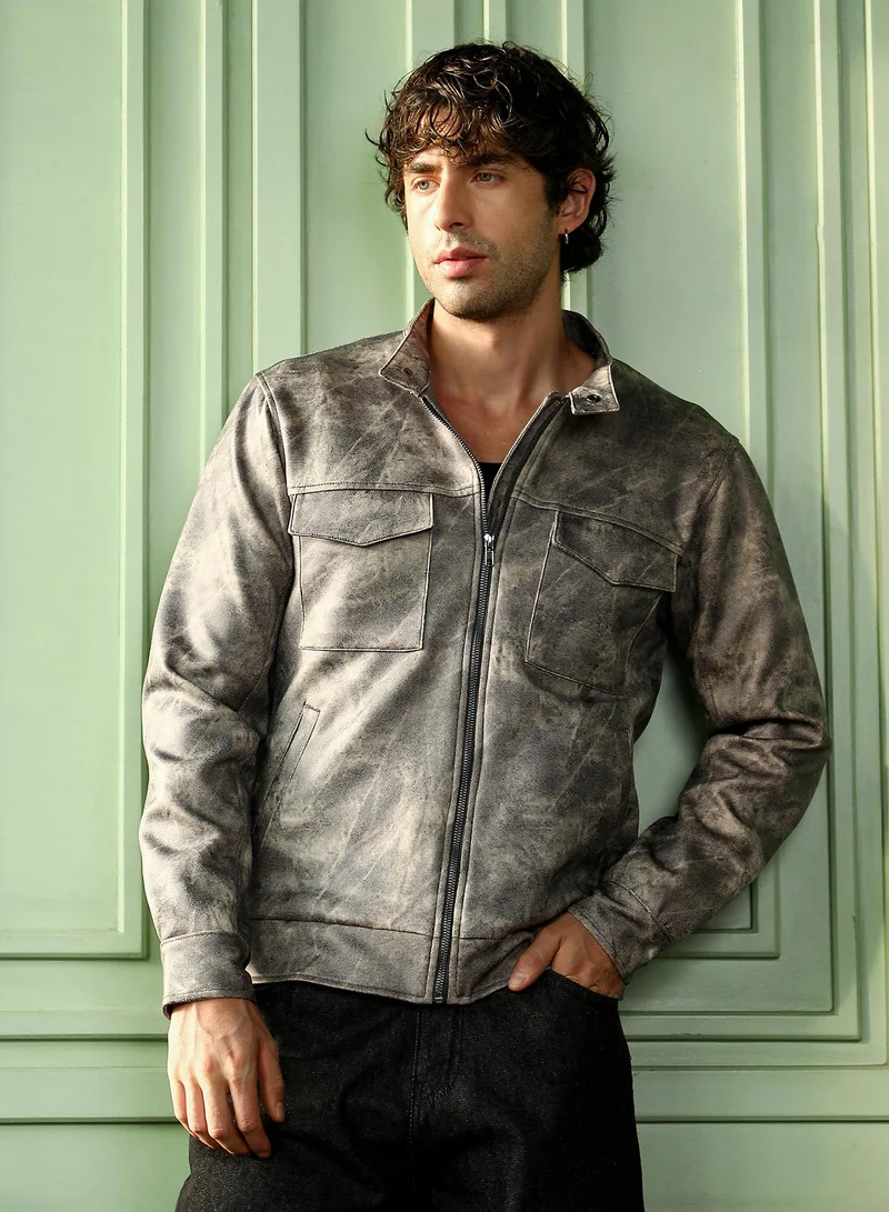 كامبوس سوترا جاكيت رجالي من تويل الصباغة بتصميم رايدر بياقة دائرية وأكمام طويلة بأزرار وأساور وسحاب وحافة مستقيمة بطبعة تجريدية من نسيج منسوج للاستخدام اليومي والكاجوال بلون رمادي فحمي