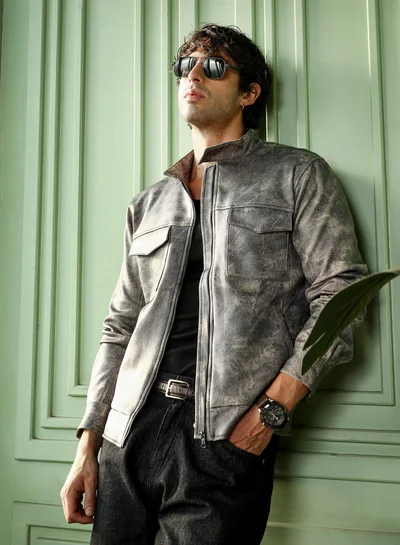 كامبوس سوترا جاكيت رجالي من تويل الصباغة بتصميم رايدر بياقة دائرية وأكمام طويلة بأزرار وأساور وسحاب وحافة مستقيمة بطبعة تجريدية من نسيج منسوج للاستخدام اليومي والكاجوال بلون رمادي فحمي