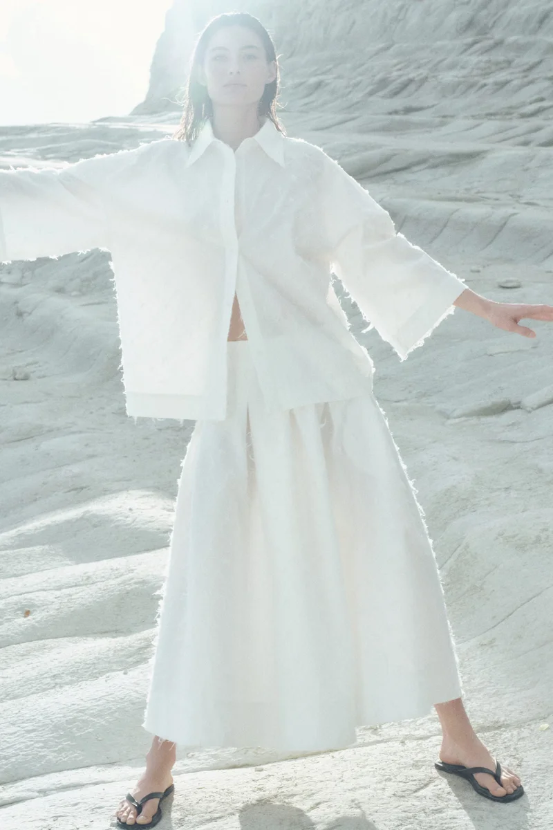 اتش اند ام قميص بقصّة فضفاضة مع شراشيب