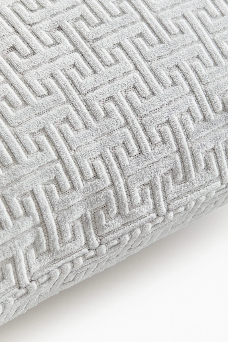 اتش اند ام غطاء وسادة مزين بنقوش