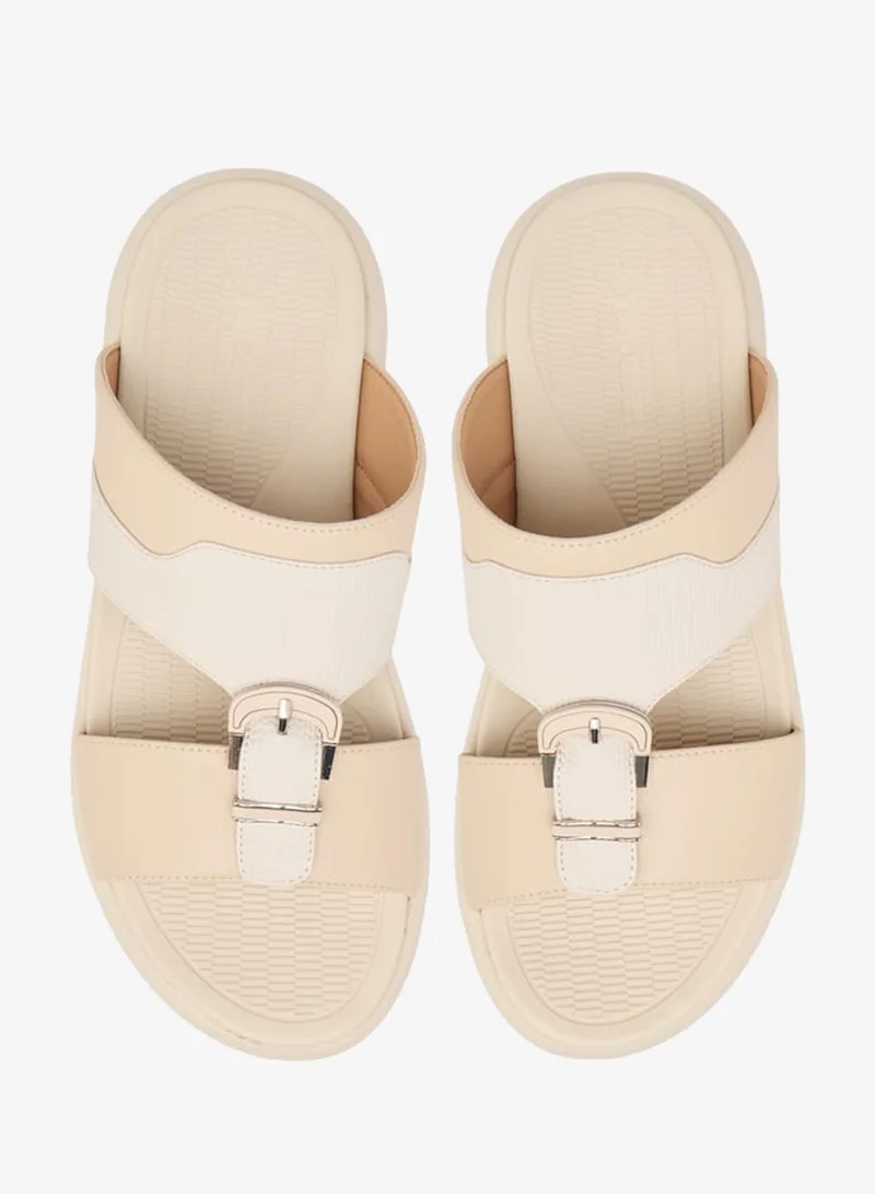 لو كونفورت صنادل رجالية بنعل سهل الارتداء وزخرفة بإبزيم