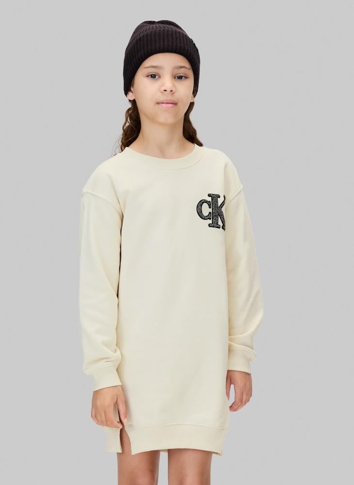 كالفن كلاين جينز فستان ميني بتي شيرت وشعار للأطفال - Image 1