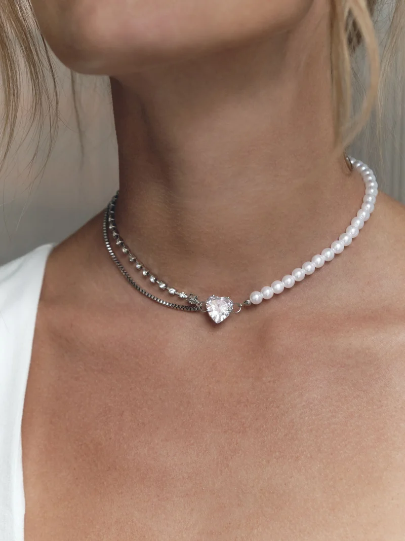 Asymmetrical necklace with heart pendant