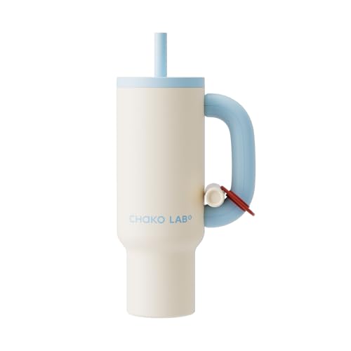 CHAKO LAB كوب تشاكو لاب باوانغ المعزول من الفولاذ المقاوم للصدأ | كوب مع مقبض وشفاطة 33 أونصة | مناسب لحامل الأكواب للسفر | زجاجة ماء مانعة للتسرب | خالية من BPA | بطانة من الفولاذ المقاوم للصدأ 316 | أبيض وأزرق - Image 1