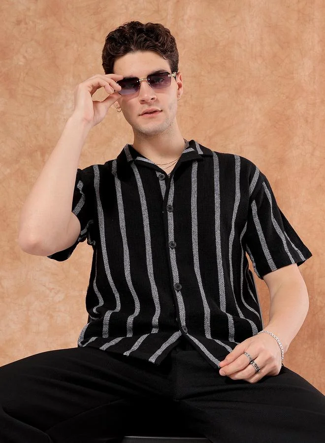 ذا انديان كراج كو قميص رجالي أسود مخطط بياقة مفتوحة