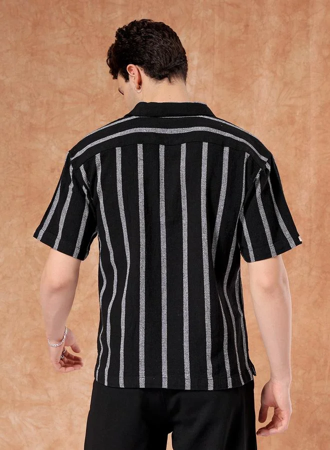 ذا انديان كراج كو قميص رجالي أسود مخطط بياقة مفتوحة