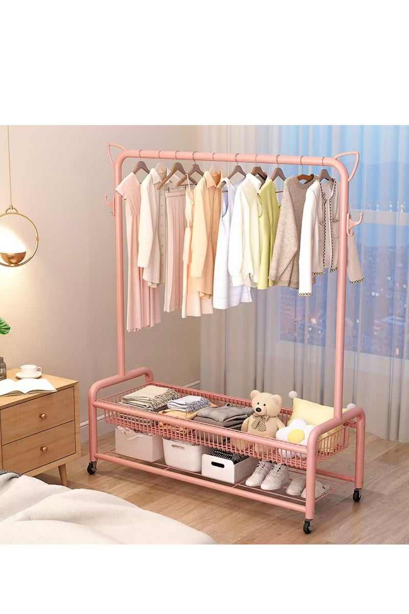 رف الملابس المتداول مع سلة التخزين، حامل الملابس المعدنية مع العجلات، إطار معدني قوي، قضيب قابل للتعديل، تصميم موفر للمساحة، وردي - Image 1