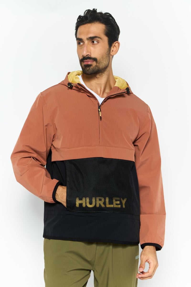 Hurley جاكيت واقي من الرياح بغطاء رأس للرجال بشعار العلامة التجارية، بني - Image 1