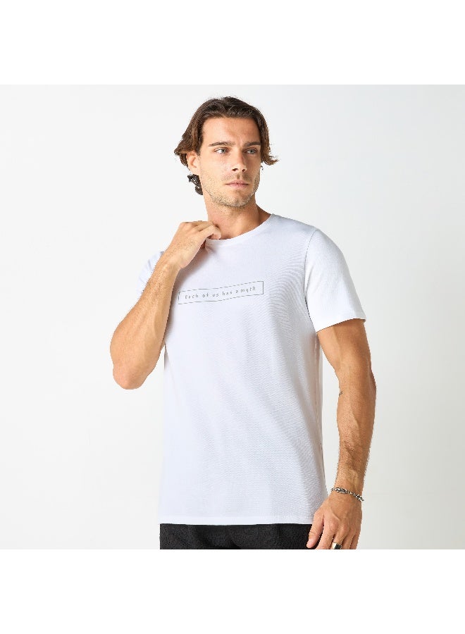 ايكونيك تيشيرت بياقة ضيّقة وأكمام قصيرة وطبعات تايبوجرافيك من آيكونيك - Image 4