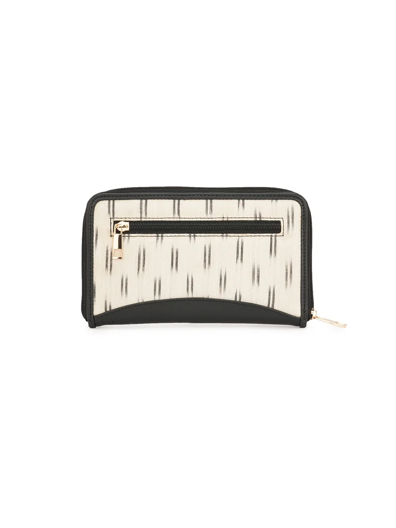 جلو باص محفظة نسائية بسحاب حولها بتصميم مجرد منسوج باللون الأبيض العاجي مع جيب عملات بسحاب