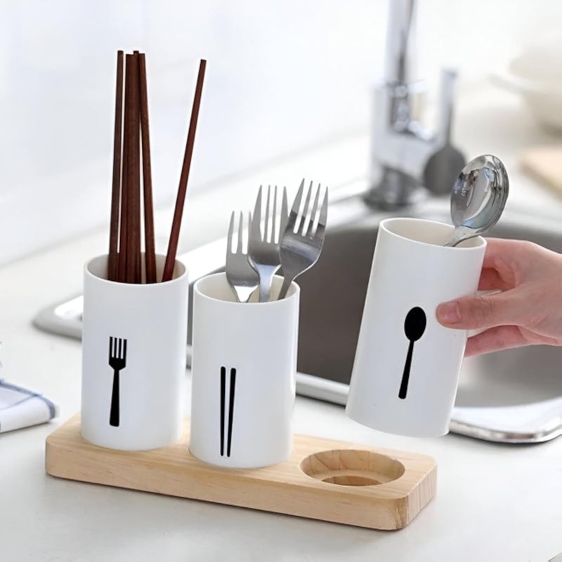 محطة مطبخ - حامل ملاعق ثلاثي صغير الحجم مصنوع من البلاستيك المتين، ويكمله قاعدة خشبية طبيعية وفرشاة تنظيف، يجمع بين التصميم الجميل والعملية اليومية.