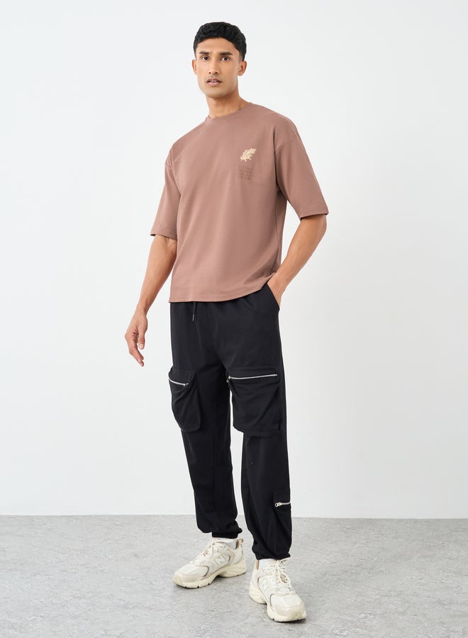 ستايلي تيشيرت رجالي بقصة بوكسي وطباعة جرافيك باللون البني - Image 2