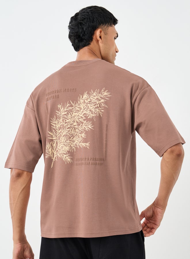 ستايلي تيشيرت رجالي بقصة بوكسي وطباعة جرافيك باللون البني - Image 1