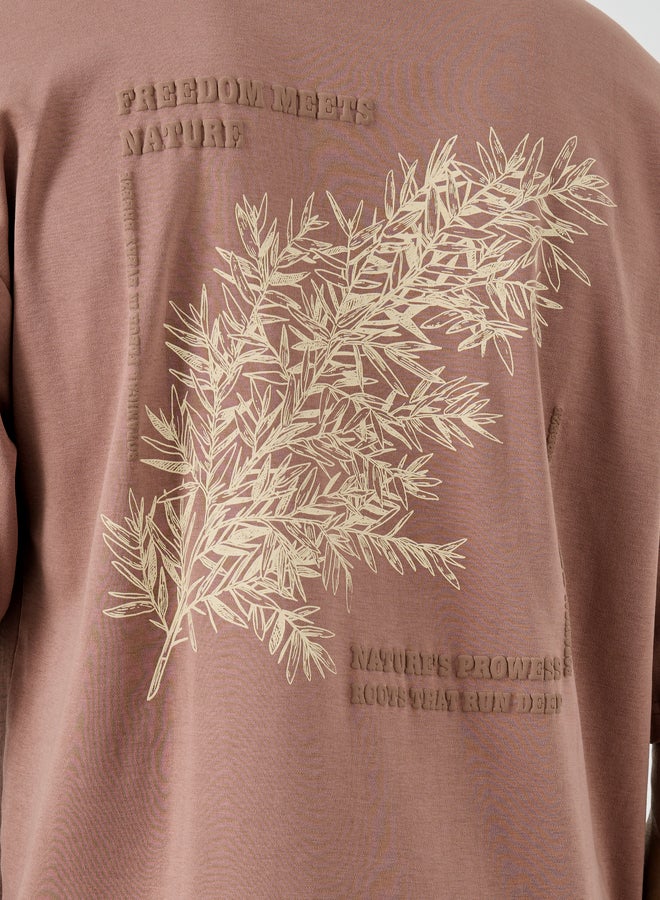 ستايلي تيشيرت رجالي بقصة بوكسي وطباعة جرافيك باللون البني - Image 4