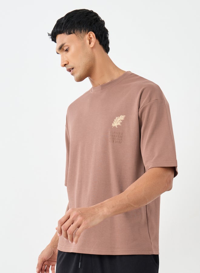 ستايلي تيشيرت رجالي بقصة بوكسي وطباعة جرافيك باللون البني - Image 3