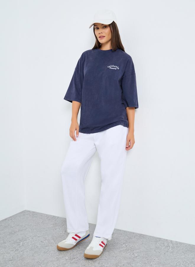 ستايلي تيشيرت فضفاض بتفاصيل مُطرّزة - Image 2