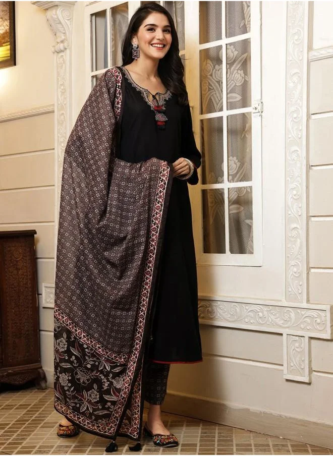 آي شين Palazzo Women Black Rayon Kurta Set with Embroidered pattern Tunic and Palazzo features a Round neckline and Three-Fourth Sleeve secured with Elastic closure and styled in Straight Fit ideal for Festive moments — perfect for fashion-forward occasions.