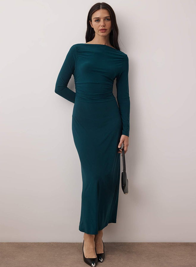 trendyol فستان ميدي محبوك بكمية مرنة بتفاصيل تجاعيد حافة غير متساوية بياقة قارب باللون الأخضر الزمردي - Image 1