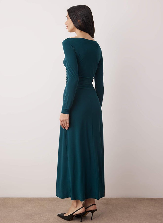 trendyol فستان ميدي محبوك بكمية مرنة بتفاصيل تجاعيد حافة غير متساوية بياقة قارب باللون الأخضر الزمردي - Image 4