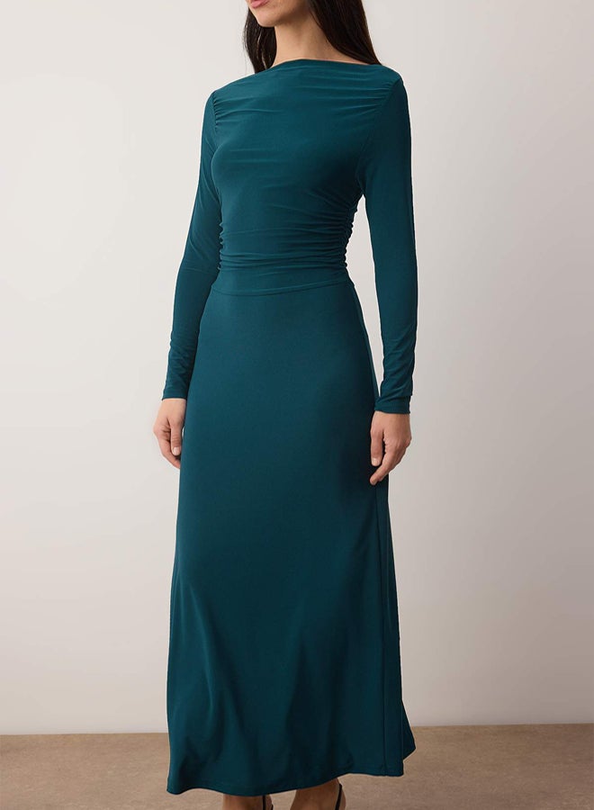 trendyol فستان ميدي محبوك بكمية مرنة بتفاصيل تجاعيد حافة غير متساوية بياقة قارب باللون الأخضر الزمردي - Image 3