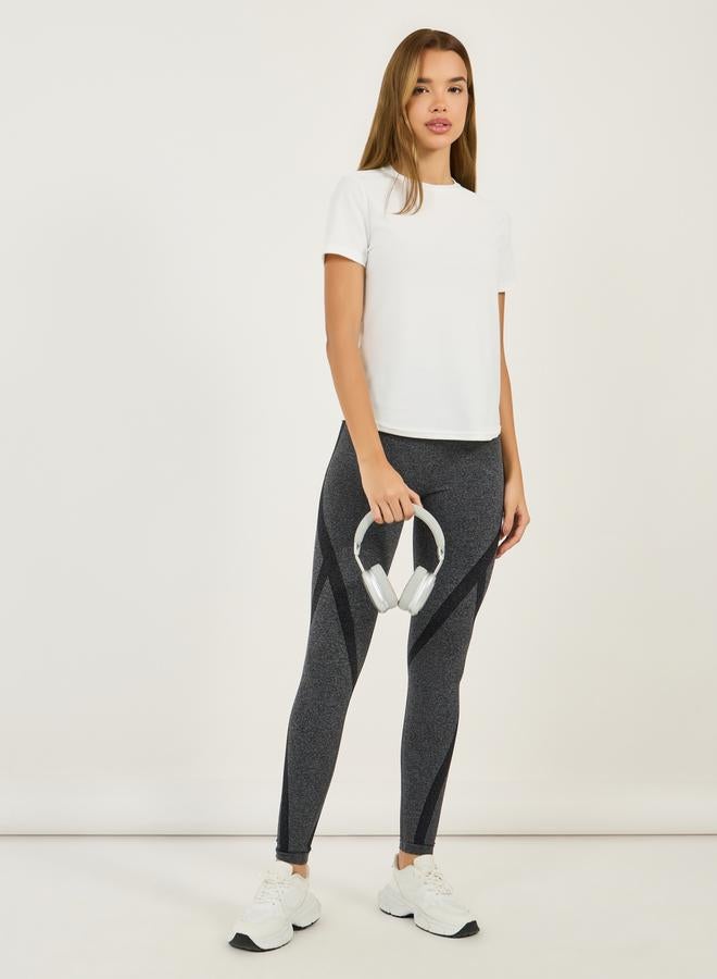 ستايلي اكتيف بلوزة بأكمام قصيرة وشبكة خلفية مزخرفة - Image 2