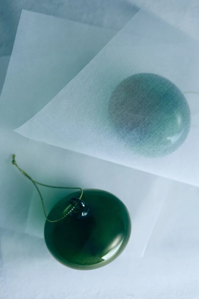 اتش اند ام كرة زجاجية صغيرة.