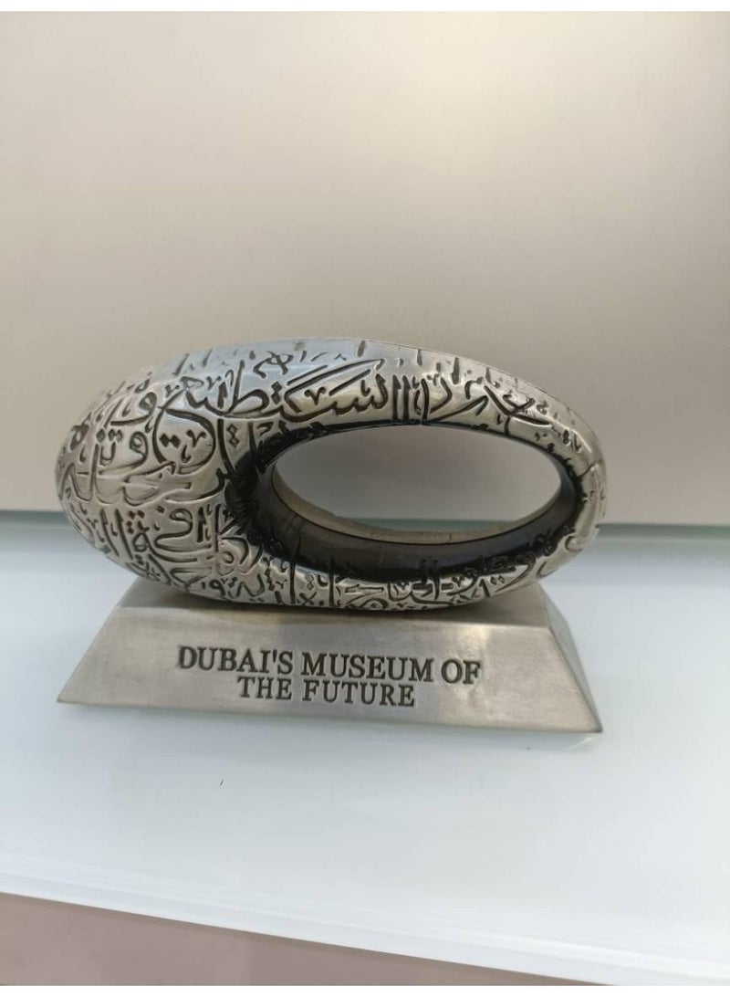 كوفوز ديكور طاولة النحت ثلاثي الأبعاد في متحف دبي للمستقبل وتذكارات مصممة بدقة مع تفاصيل متعمقة نموذج لأجواء المنزل والمكتب (فضية ، كبيرة) - Image 4