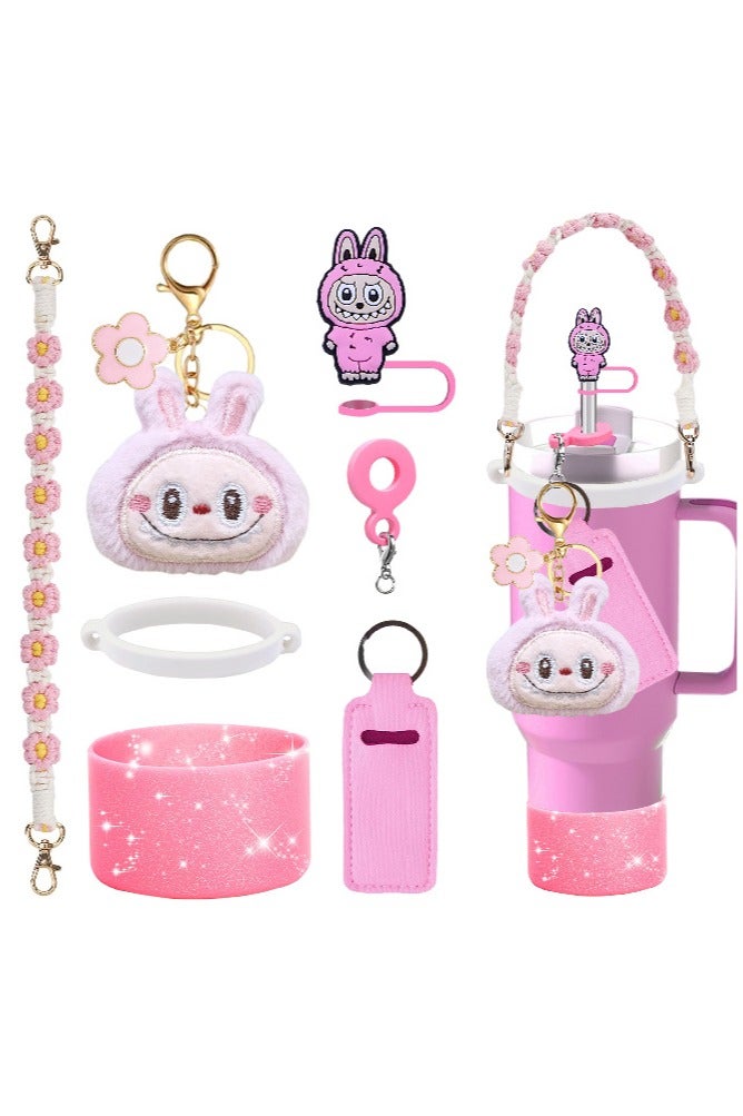 عام سلسلة ملحقات لابوبو بالتصميم من كأس سτανلي مع وردة كرتونية لطيفة. إنها أمر لا غنى عنه لرعاة هذه السلسلة.