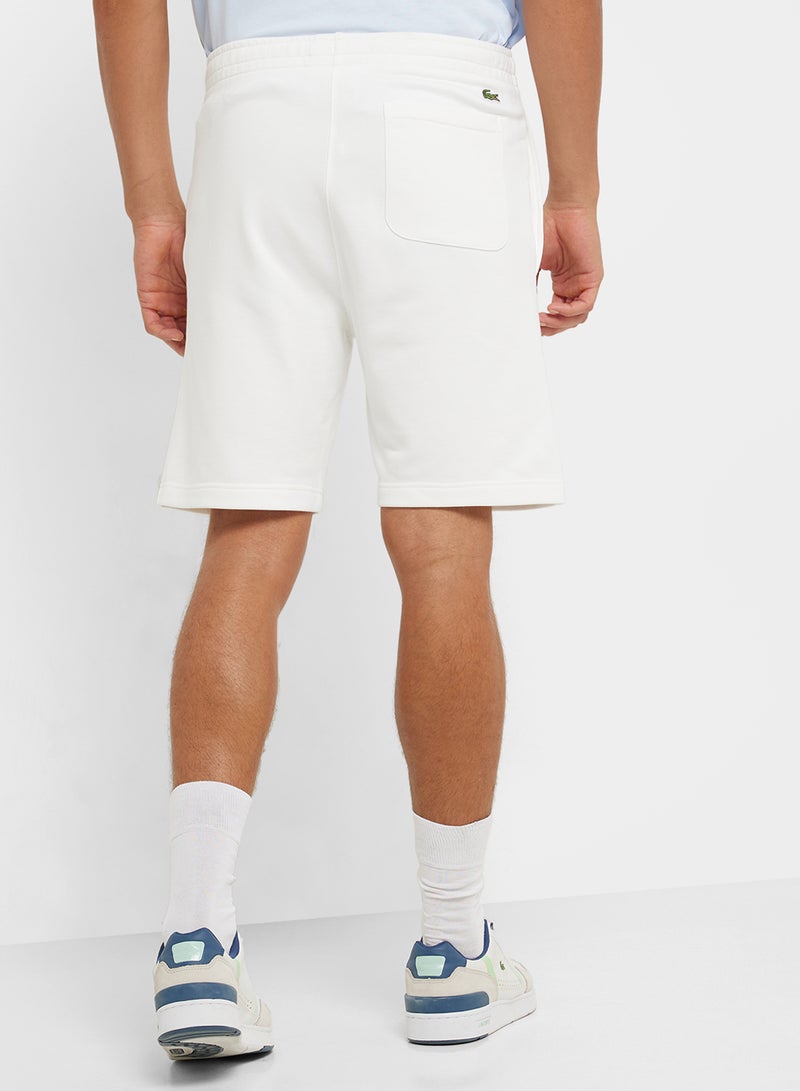 لاكوست شورت برباط وشعار - Image 3