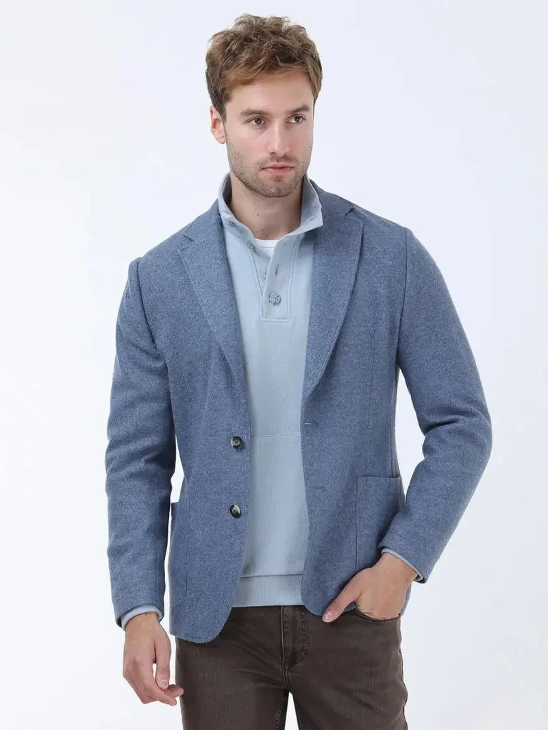 كيب جاكيت أزرق سادة بقصة عصرية من مزيج الصوف