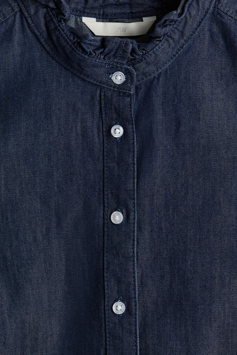 اتش اند ام بلوزة دنيم مزينة بكشكش