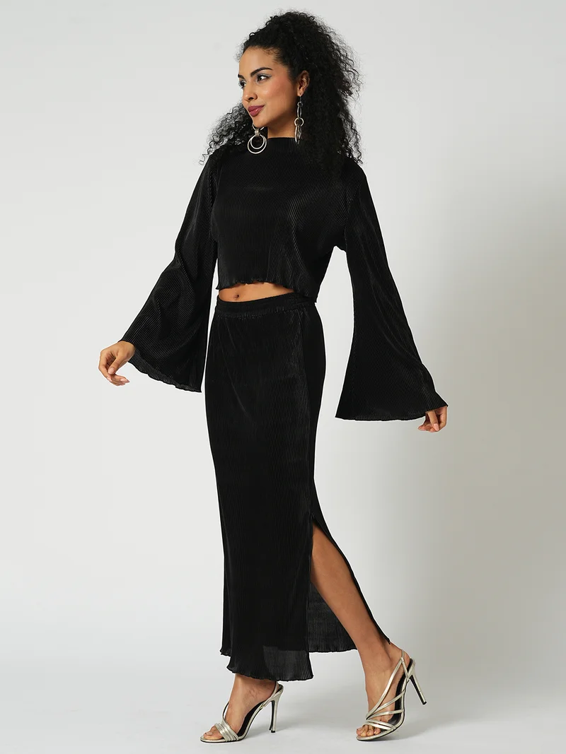 جلو باص طقم نسائي بلوزة قصيرة بأكمام واسعة وطيات أكورديون وتنورة ماكسي بفتحة جانبية للحفلات