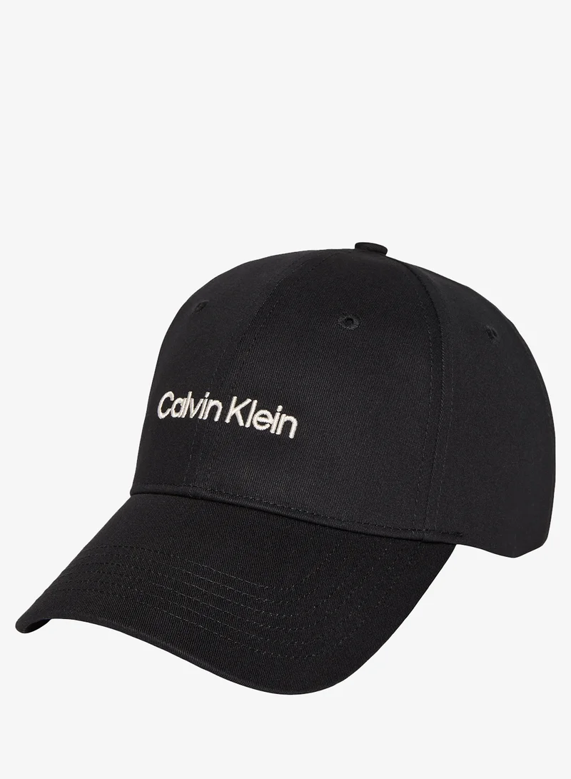 كالفن كلاين قبعة بيسبول مطرزة بشعار