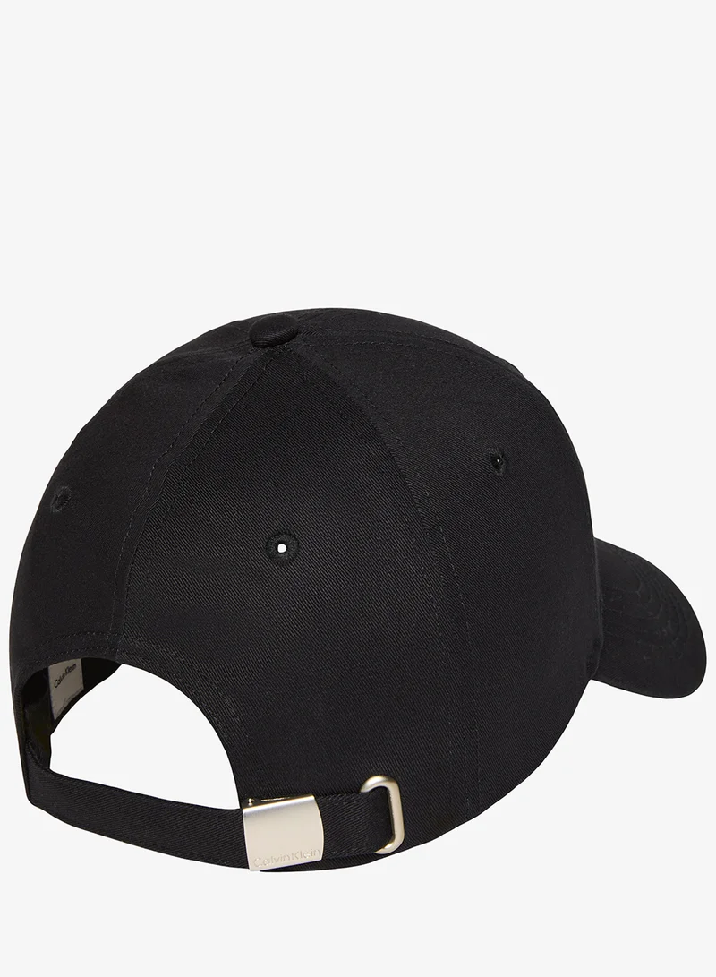 كالفن كلاين قبعة بيسبول مطرزة بشعار