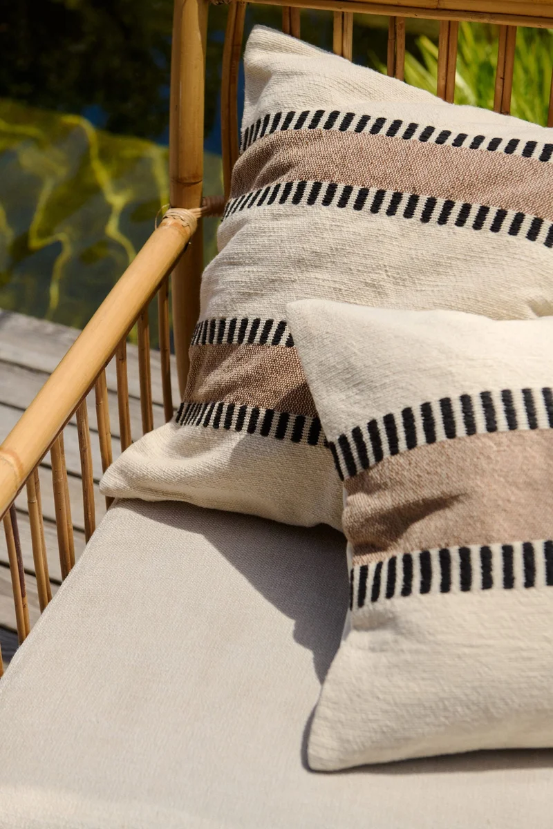 اتش اند ام غطاء وسادة منقوش